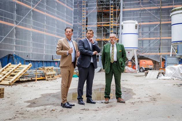 Lars Klingbeil, Federal Minister of Finance, photographed during his visit to the Museum of Natural History. The federal government is providing approximately 200 million euros in funding for the museum’s renovation and modernization. Pictured here with Johannes Vogel, Director General, wearing a green jacket, and Stephan Junker, Managi Copyright: xThomasxKoehlerx