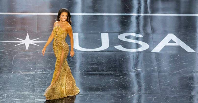 US-NEWS-MISS-USA-CROWNED-FILEPIC-3-MI Aileen Cerchiara, representing Florida, center, competes in the Miss USA 2026 beauty pageant at the Adrienne Arsht Center for the Performing Arts Ziff Ballet Opera House on Thursday, Aug. 27, 2026, in downtown Miami, Florida. (Matias J. Ocner Miami Herald TNS) Downtown Miami Florida United States EDITORIAL USE ONLY Copyright: xMiamixHeraldxStaffx 183252089W MatiasxJ.xOcnerx krtphotoslive966367