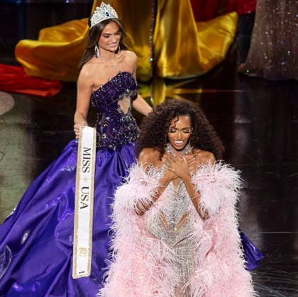 US-NEWS-MISS-USA-CROWNED-FILEPIC-4-MI Justus Kelley, representing Virginia, right, reacts after winning Miss USA 2026 beauty pageant at the Adrienne Arsht Center for the Performing Arts Ziff Ballet Opera House on Thursday, Aug. 27, 2026, in downtown Miami, Florida. (Matias J. Ocner Miami Herald TNS) Downtown Miami Florida United States EDITORIAL USE ONLY Copyright: xMiamixHeraldxStaffx 183252089W MatiasxJ.xOcnerx krtphotoslive966368