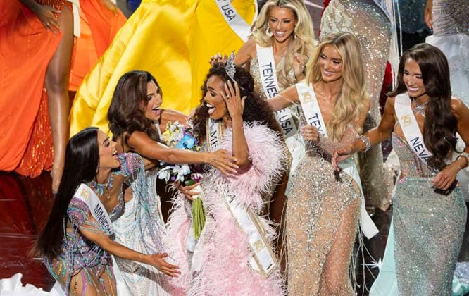 US-NEWS-MISS-USA-CROWNED-FILEPIC-MI Justus Kelley, representing Virginia, is embraced by other participants after winning the Miss USA 2026 beauty pageant at the Adrienne Arsht Center for the Performing Arts Ziff Ballet Opera House on Thursday, Aug. 27, 2026, in downtown Miami, Florida. (Matias J. Ocner Miami Herald TNS) Downtown Miami Florida United States EDITORIAL USE ONLY Copyright: xMiamixHeraldxStaffx 183252089W MatiasxJ.xOcnerx krtphotoslive966370