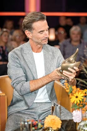 MDR Riverboat host, singer, and actor Florian Silbereisen with the Golden Hen award during the taping of the MDR talk show Riverboat on August 28, 2026, at Mediacity Leipzig 20260828SFL0022