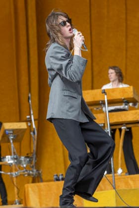 Blossoms perform at Leeds Festival Tom Ogden of british band Blossoms performs at Leeds Festival 2026, Bramham Park, Leeds, 28th August 2026, Credit:Mike Gray MIKE GRAY - B4227 Avalon  Copyright: xMikexGrayx xMIKExGRAYx-xB4227x xAvalonx 1128987553