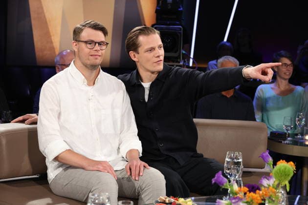 Actors Simon Rupp and Max von der Groeben will be guests on the NDR Talk Show on August 28, 2026, on NDR Television’s Channel 3; a photo op will take place before the taping on July 3, 2026, at the Hamburg Lokstedt television studio.