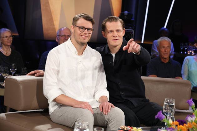 Actors Simon Rupp and Max von der Groeben will be guests on the NDR Talk Show on August 28, 2026, on NDR Television’s Channel 3; a photo op will take place before the taping on July 3, 2026, at the Hamburg Lokstedt television studio.