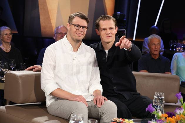 Actors Simon Rupp and Max von der Groeben will be guests on the NDR Talk Show on August 28, 2026, on NDR Television’s Channel 3; a photo op will take place before the taping on July 3, 2026, at the Hamburg Lokstedt television studio.