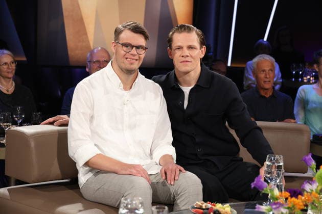 Actors Simon Rupp and Max von der Groeben will be guests on the NDR Talk Show on August 28, 2026, on NDR Television’s Channel 3; a photo op will take place before the taping on July 3, 2026, at the Hamburg Lokstedt television studio.