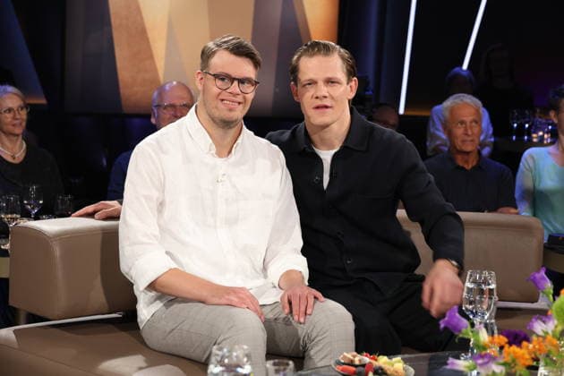 Actors Simon Rupp and Max von der Groeben will be guests on the NDR Talk Show on August 28, 2026, on NDR Television’s Channel 3; a photo op will take place before the taping on July 3, 2026, at the Hamburg Lokstedt television studio.