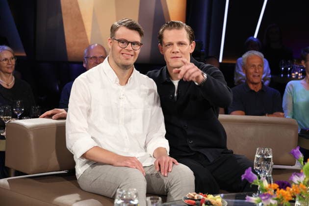 Actors Simon Rupp and Max von der Groeben will be guests on the NDR Talk Show on August 28, 2026, on NDR Television’s Channel 3; a photo op will take place before the taping on July 3, 2026, at the Hamburg Lokstedt television studio.