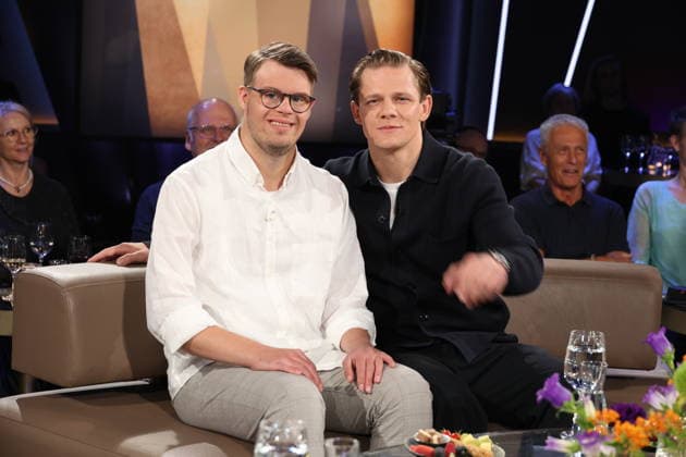 Actors Simon Rupp and Max von der Groeben will be guests on the NDR Talk Show on August 28, 2026, on NDR Television’s Channel 3; a photo op will take place before the taping on July 3, 2026, at the Hamburg Lokstedt television studio.