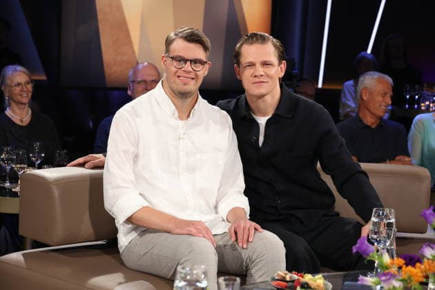Actors Simon Rupp and Max von der Groeben will be guests on the NDR Talk Show on August 28, 2026, on NDR Television’s Channel 3; a photo op will take place before the taping on July 3, 2026, at the Hamburg Lokstedt television studio.