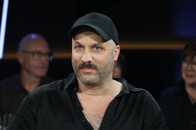 Tobias Kratzer, Artistic Director of the Hamburg State Opera, appeared as a guest on the NDR Talk Show on August 28, 2026, on Channel 3 of NDR Television; a photo session took place before the taping on July 3, 2026, at the Hamburg Lokstedt television studio