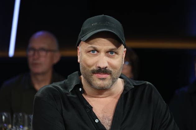 Tobias Kratzer, Artistic Director of the Hamburg State Opera, appeared as a guest on the NDR Talk Show on August 28, 2026, on Channel 3 of NDR Television; a photo session took place before the taping on July 3, 2026, at the Hamburg Lokstedt television studio