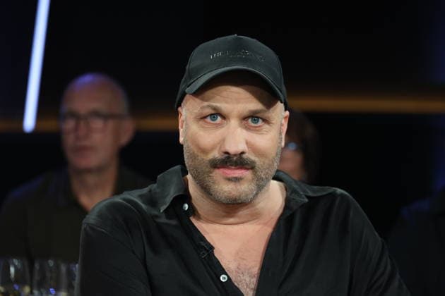 Tobias Kratzer, Artistic Director of the Hamburg State Opera, appeared as a guest on the NDR Talk Show on August 28, 2026, on Channel 3 of NDR Television; a photo session took place before the taping on July 3, 2026, at the Hamburg Lokstedt television studio