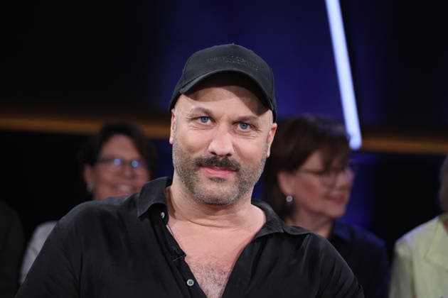 Tobias Kratzer, Artistic Director of the Hamburg State Opera, appeared as a guest on the NDR Talk Show on August 28, 2026, on Channel 3 of NDR Television; a photo session took place before the taping on July 3, 2026, at the Hamburg Lokstedt television studio