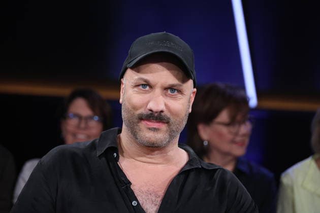 Tobias Kratzer, Artistic Director of the Hamburg State Opera, appeared as a guest on the NDR Talk Show on August 28, 2026, on Channel 3 of NDR Television; a photo session took place before the taping on July 3, 2026, at the Hamburg Lokstedt television studio