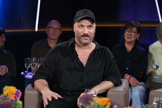 Tobias Kratzer, Artistic Director of the Hamburg State Opera, appeared as a guest on the NDR Talk Show on August 28, 2026, on Channel 3 of NDR Television; a photo session took place before the taping on July 3, 2026, at the Hamburg Lokstedt television studio