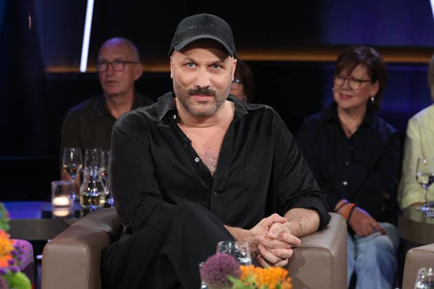 Tobias Kratzer, Artistic Director of the Hamburg State Opera, appeared as a guest on the NDR Talk Show on August 28, 2026, on Channel 3 of NDR Television; a photo session took place before the taping on July 3, 2026, at the Hamburg Lokstedt television studio