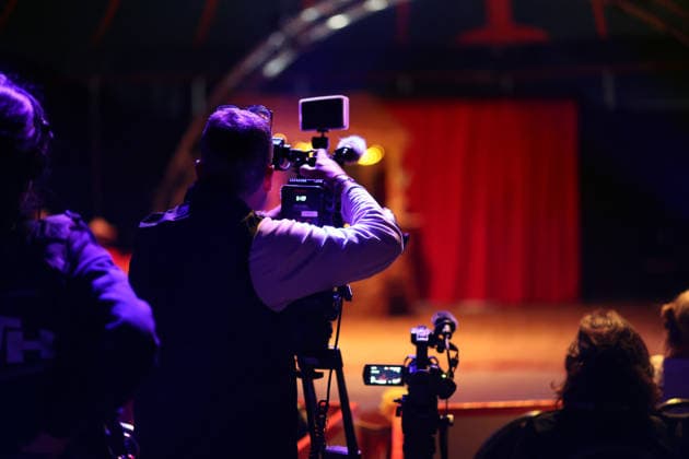 Live Shows Featuring Acrobatics and Art In Essen, the show Hawaiian Nights —featuring summer, sun, and variety—took place, presented by Nico Frick