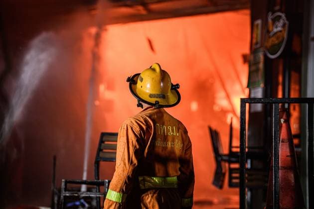 Firefighters battle blaze at major electronics market in Bangkok BANGKOK, THAILAND, AUGUST 28, 2026: Firefighters respond to a fire at Khlong Thom Centre, a major electronics and technology market with more than 500 shops, on Worachak Road in Bangkok™s Pom Prap Sattru Phai district. The fire was reported at approximately 8:42 p.m. and spread across the ground floor and to a mezzanine level, prompting firefighters from multiple stations to respond. Bangkok Thailand Copyright: x xWatsawatxKoktabtimx xJNAxPressx