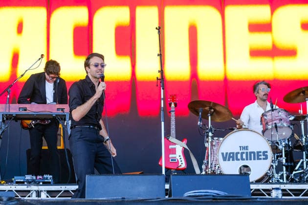 The Vaccines performs live on stage at Victorious Festival in Southsea, UK - l-r Matthew Hitt, Justin Young and Yoann Intonti of Indie rock band, The Vaccines perform live on stage at Victorious Festival, Southsea. The current line up consists of Justin Young, Árni Árnason, Matthew Hitt, Timothy Lanham and Yoann Intonti Southsea United Kingdom Copyright: xDawnxFletcher-Parkx xSOPAxImagesx vengavax (259)
