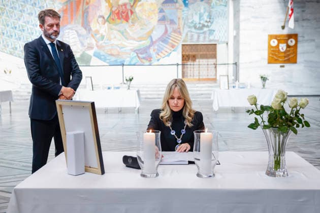 A book of condolences is displayed at Oslo City Hall, Oslo, August 29, 2026. Mayor Anne Lindboe and City Council Leader Eirik Lae Solberg sign the book of condolences at Oslo City Hall on Saturday morning following King Harald’s death on Friday morning. Photo: Hanna Johre, NTB Oslo, Norway maZ6Ton3Lm0 EDITORIAL USE ONLY Ref POLmaZ6Ton3Lm0 jpg  Copyright: xHannaxJohrex xNTBx