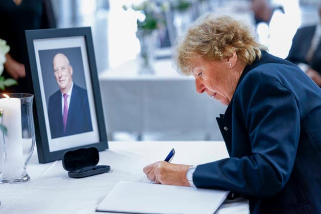A book of condolences is displayed at Oslo City Hall, Oslo, August 29, 2026. Former Mayor Marianne Borgen signs the book of condolences at Oslo City Hall on Saturday morning following King Harald’s death on Friday morning. Photo: Hanna Johre, NTB, Oslo, Norway, qQB2Yyt8wns EDITORIAL USE ONLY Ref POLqQB2Yyt8wns.jpg  Copyright: xHannaxJohrex xNTBx