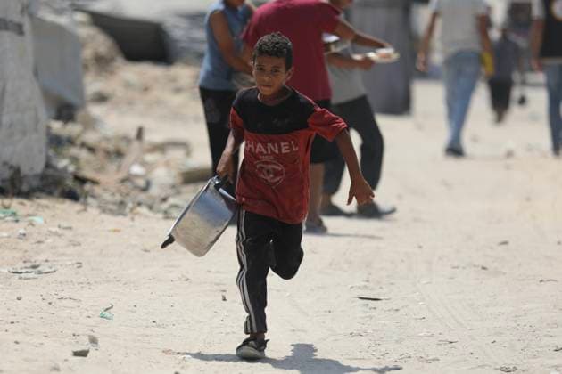 Displaced Palestinians Gather for Food Aid in Northern Gaza Displaced Palestinians carrying pots and containers gather to receive food from a charity kitchen in the northern Gaza Strip on August 29, 2026. Residents continue to face difficult humanitarian conditions and severe shortages of basic necessities amid the ongoing war and its widespread impact on daily life. Photo by Hassan al-Jedi apaimages Nusairat Gaza Strip Palestinian Territory 290826_Gaza_HJ_00(36).jpeg Copyright: xapaimagesxHassanxal-Jedixx xapaimagesx