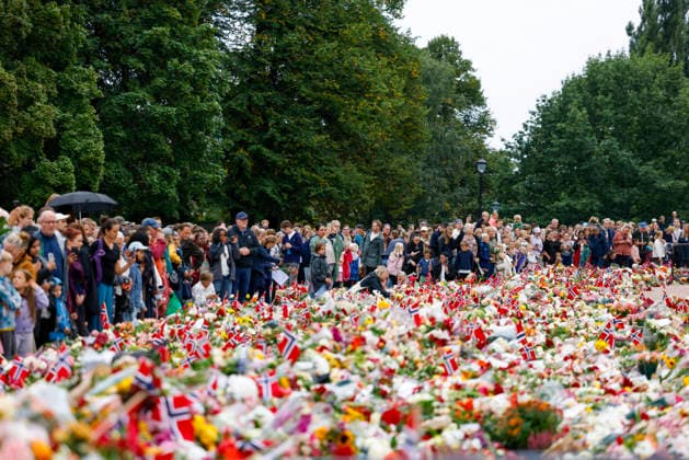 A book of condolences is on display at Oslo City Hall, Oslo, August 29, 2026. Mourners gather at Slottsplassen to lay flowers, candles, and messages on Saturday morning following King Harald’s death on Friday morning. Photo: Hanna Johre, NTB, Oslo, Norway. E9xhzdQhjhI EDITORIAL USE ONLY Ref POLE9xhzdQhjhI jpg  Copyright: xHannaxJohrex xNTBx