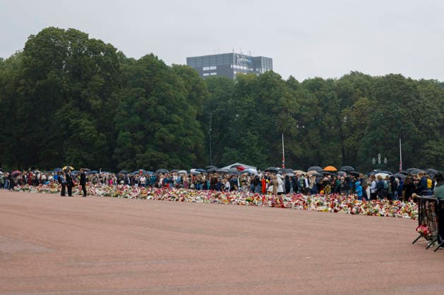 A book of condolences is on display at Oslo City Hall, Oslo, August 29, 2026. Mourners gather at Slottsplassen to lay flowers, candles, and messages on Saturday morning following King Harald’s death on Friday morning. Photo: Hanna Johre, NTB, Oslo, Norway. Fs1QmIauN0U. EDITORIAL USE ONLY. Ref: POLFs1QmIauN0U.jpg  Copyright: xHannaxJohrex xNTBx