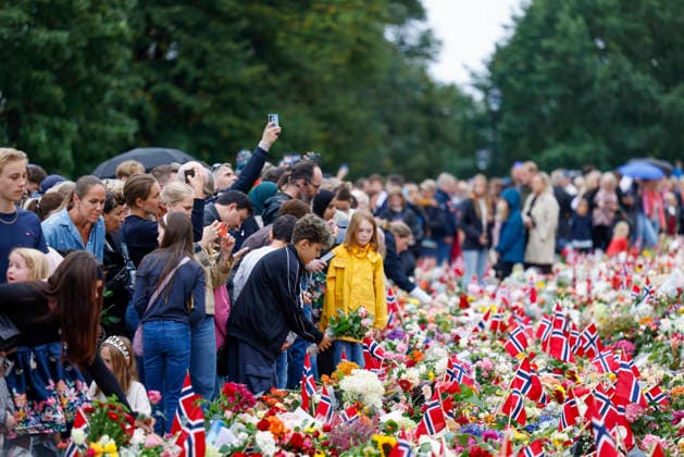 Kondolanse protokoll legges fram i Oslo Radhus Oslo 20260829. Sorgende borgere pa Slottsplassen for a legge ned blomster, lys og hilsener lordag formidag etter kong Harald dode fredag morgen. Foto: Hanna Johre NTB Oslo Norge nz3HFvH3Ups EDITORIAL USE ONLY Ref:_POLnz3HFvH3Ups.jpg *** A book of condolences is on display at Oslo City Hall, Oslo, August 29, 2026. Mourners gather at Slottsplassen to lay flowers, candles, and messages on Saturday morning following King Harald’s death on Friday morning. Photo: Hanna Johre, NTB, Oslo, Norway. nz3HFvH3Ups EDITORIAL USE ONLY Ref POLnz3HFvH3Ups jpg  Copyright: xHannaxJohrex xNTBx