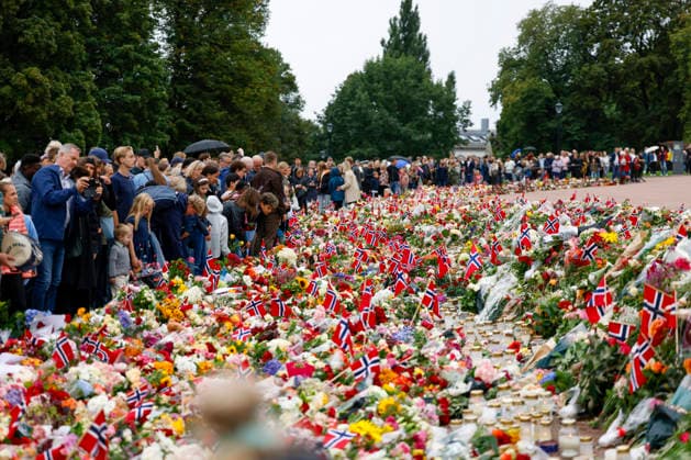 A book of condolences is on display at Oslo City Hall, Oslo, August 29, 2026. Mourners gather at Slottsplassen to lay flowers, candles, and messages on Saturday morning following King Harald’s death on Friday morning. Photo: Hanna Johre, NTB, Oslo, Norway 0M1j4Ao3oW4 EDITORIAL USE ONLY Ref POL0M1j4Ao3oW4 jpg  Copyright: xHannaxJohrex xNTBx