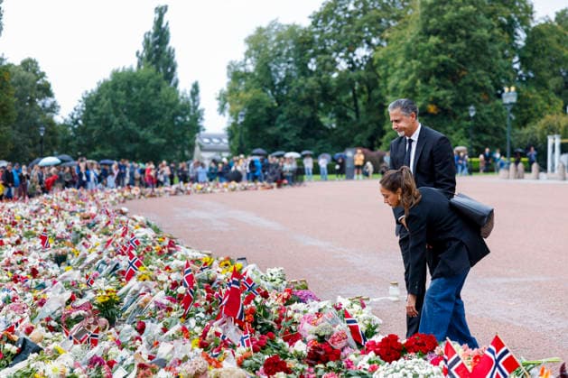 A book of condolences is displayed at Oslo City Hall, Oslo, August 29, 2026. Abid Raja of the Liberal Party and his wife, Nadia Ansar, are at Slottsplassen to lay flowers on Saturday morning following King Harald’s death on Friday morning. Photo: Hanna Johre, NTB, Oslo, Norway. Ldswq1LtbcI EDITORIAL USE ONLY Ref POLLdswq1LtbcI jpg  Copyright: xHannaxJohrex xNTBx