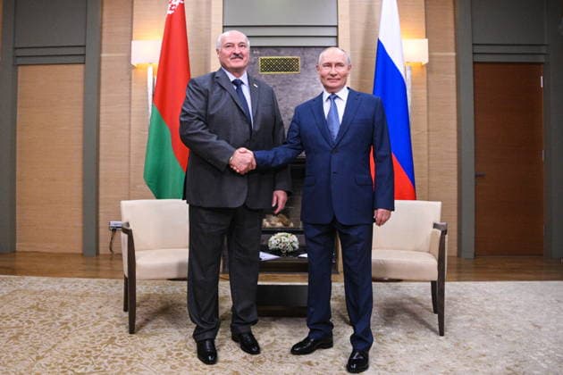 RUSSIA, MOSCOW REGION - AUGUST 29, 2026: Russia s President Vladimir Putin (R) and his Belarusian counterpart Alexander Lukashenko shake hands during a meeting at the Novo-Ogaryovo residence. Kirill Zykov POOL TASS  96785970