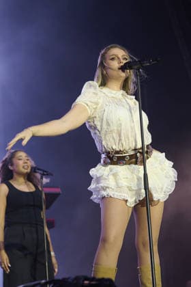 Perrie performs on stage at the Big Feastival Day 1 2026 held at the Alex James Farm Featuring: Perrie Where: Kingham, United Kingdom When: 28 Aug 2026 Credit: Alan West Cover Images EDITORIAL USE ONLY. NOT FOR USE BY NEWSPAPERS BASED IN THE UK. Copyright: xAlanxDxWestx coverimg55954495