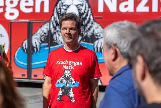 Wahlkampagne Steffen Krach. Deutschland, Berlin am 29. August 2026: SPD-Spitzenkandidat Steffen Krach in der Fußgängerzone der Wilmersdorfer Straße in Berlin-Charlottenburg mit dem Slogan Krach gegen Nazis. Steffen Krach ist Spitzenkandidat für die Abgeordnetenhauswahl 2026 und für das Amt des Regierenden Bürgermeisters Berlins. *** Steffen Krach s Election Campaign, Germany, Berlin, August 29, 2026: SPD lead candidate Steffen Krach in the pedestrian zone on Wilmersdorfer Straße in Berlin’s Charlottenburg district, with the slogan Krach Against Nazis. Steffen Krach is the lead candidate for the 2026 House of Representatives election and for the office of Governing Mayorof Berlin
