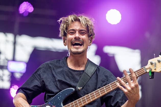 Cat Ballou at the Oh wie schön Festival on the Kunst Rasen in Bonn, August 29, 2026. Bassist Kevin WITTWER. Cat Ballou, the Cologne-based dialect pop band, performing live outdoors on the Kunst Rasen in Bonn, Bonn-Gronau, North Rhine-Westphalia, Germany Copyright: xMarcxJohnx