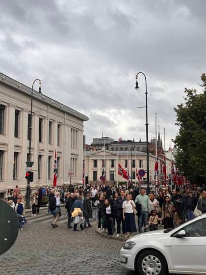 Menschen trauern nach dem Tod von Norwegens König Harald V. am Schlossplatz vor dem Königlichen Schloss in Oslo und legen Blumen und Kerzen nieder. Oslo, Norwegen, 29.08.2026. König Harald V. von Norwegen ist am Freitag, den 28. August 2026, im Alter von 89 Jahren friedlich im Reichskrankenhaus in Oslo verstorben. Seit der Nachricht von seinem Tod herrscht in ganz Norwegen tiefe Trauer. Zehntausende Menschen strömen zum Schlossplatz vor dem Königlichen Schloss in Oslo, um mit einem Meer aus bunten Blumen, brennenden Kerzen, handgeschriebenen Briefen und Flaggen Abschied von ihrem geliebten Monarchen zu nehmen. Harald V. galt über Jahrzehnte als der Großvater der Nation und als ein unerschütterlicher, bodenständiger Fels in d Copyright: xMatthiasxWehnertx