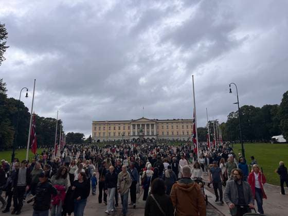 Menschen trauern nach dem Tod von Norwegens König Harald V. am Schlossplatz vor dem Königlichen Schloss in Oslo und legen Blumen und Kerzen nieder. Oslo, Norwegen, 29.08.2026. König Harald V. von Norwegen ist am Freitag, den 28. August 2026, im Alter von 89 Jahren friedlich im Reichskrankenhaus in Oslo verstorben. Seit der Nachricht von seinem Tod herrscht in ganz Norwegen tiefe Trauer. Zehntausende Menschen strömen zum Schlossplatz vor dem Königlichen Schloss in Oslo, um mit einem Meer aus bunten Blumen, brennenden Kerzen, handgeschriebenen Briefen und Flaggen Abschied von ihrem geliebten Monarchen zu nehmen. Harald V. galt über Jahrzehnte als der Großvater der Nation und als ein unerschütterlicher, bodenständiger Fels in d Copyright: xMatthiasxWehnertx