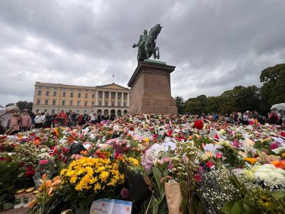 Menschen trauern nach dem Tod von Norwegens König Harald V. am Schlossplatz vor dem Königlichen Schloss in Oslo und legen Blumen und Kerzen nieder. Oslo, Norwegen, 29.08.2026. König Harald V. von Norwegen ist am Freitag, den 28. August 2026, im Alter von 89 Jahren friedlich im Reichskrankenhaus in Oslo verstorben. Seit der Nachricht von seinem Tod herrscht in ganz Norwegen tiefe Trauer. Zehntausende Menschen strömen zum Schlossplatz vor dem Königlichen Schloss in Oslo, um mit einem Meer aus bunten Blumen, brennenden Kerzen, handgeschriebenen Briefen und Flaggen Abschied von ihrem geliebten Monarchen zu nehmen. Harald V. galt über Jahrzehnte als der Großvater der Nation und als ein unerschütterlicher, bodenständiger Fels in d Copyright: xMatthiasxWehnertx