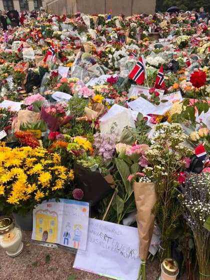 Menschen trauern nach dem Tod von Norwegens König Harald V. am Schlossplatz vor dem Königlichen Schloss in Oslo und legen Blumen und Kerzen nieder. Oslo, Norwegen, 29.08.2026. König Harald V. von Norwegen ist am Freitag, den 28. August 2026, im Alter von 89 Jahren friedlich im Reichskrankenhaus in Oslo verstorben. Seit der Nachricht von seinem Tod herrscht in ganz Norwegen tiefe Trauer. Zehntausende Menschen strömen zum Schlossplatz vor dem Königlichen Schloss in Oslo, um mit einem Meer aus bunten Blumen, brennenden Kerzen, handgeschriebenen Briefen und Flaggen Abschied von ihrem geliebten Monarchen zu nehmen. Harald V. galt über Jahrzehnte als der Großvater der Nation und als ein unerschütterlicher, bodenständiger Fels in d Copyright: xMatthiasxWehnertx