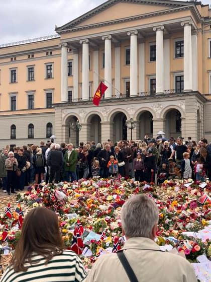 Menschen trauern nach dem Tod von Norwegens König Harald V. am Schlossplatz vor dem Königlichen Schloss in Oslo und legen Blumen und Kerzen nieder. Oslo, Norwegen, 29.08.2026. König Harald V. von Norwegen ist am Freitag, den 28. August 2026, im Alter von 89 Jahren friedlich im Reichskrankenhaus in Oslo verstorben. Seit der Nachricht von seinem Tod herrscht in ganz Norwegen tiefe Trauer. Zehntausende Menschen strömen zum Schlossplatz vor dem Königlichen Schloss in Oslo, um mit einem Meer aus bunten Blumen, brennenden Kerzen, handgeschriebenen Briefen und Flaggen Abschied von ihrem geliebten Monarchen zu nehmen. Harald V. galt über Jahrzehnte als der Großvater der Nation und als ein unerschütterlicher, bodenständiger Fels in d Copyright: xMatthiasxWehnertx
