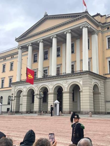 Menschen trauern nach dem Tod von Norwegens König Harald V. am Schlossplatz vor dem Königlichen Schloss in Oslo und legen Blumen und Kerzen nieder. Oslo, Norwegen, 29.08.2026. König Harald V. von Norwegen ist am Freitag, den 28. August 2026, im Alter von 89 Jahren friedlich im Reichskrankenhaus in Oslo verstorben. Seit der Nachricht von seinem Tod herrscht in ganz Norwegen tiefe Trauer. Zehntausende Menschen strömen zum Schlossplatz vor dem Königlichen Schloss in Oslo, um mit einem Meer aus bunten Blumen, brennenden Kerzen, handgeschriebenen Briefen und Flaggen Abschied von ihrem geliebten Monarchen zu nehmen. Harald V. galt über Jahrzehnte als der Großvater der Nation und als ein unerschütterlicher, bodenständiger Fels in d Copyright: xMatthiasxWehnertx