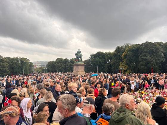 Menschen trauern nach dem Tod von Norwegens König Harald V. am Schlossplatz vor dem Königlichen Schloss in Oslo und legen Blumen und Kerzen nieder. Oslo, Norwegen, 29.08.2026. König Harald V. von Norwegen ist am Freitag, den 28. August 2026, im Alter von 89 Jahren friedlich im Reichskrankenhaus in Oslo verstorben. Seit der Nachricht von seinem Tod herrscht in ganz Norwegen tiefe Trauer. Zehntausende Menschen strömen zum Schlossplatz vor dem Königlichen Schloss in Oslo, um mit einem Meer aus bunten Blumen, brennenden Kerzen, handgeschriebenen Briefen und Flaggen Abschied von ihrem geliebten Monarchen zu nehmen. Harald V. galt über Jahrzehnte als der Großvater der Nation und als ein unerschütterlicher, bodenständiger Fels in d Copyright: xMatthiasxWehnertx