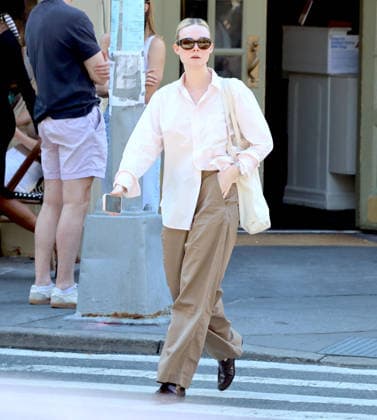 Elle Fanning out in New York Actress Elle Fanning is having lunch with a friend at Cafe Cluny in The West Village, NY on August 29, 2026. Photo by Dylan Travis ABACAPRESS.COM New York NY  Copyright: xDylanxTravis ABACAx