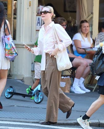 Elle Fanning out in New York Actress Elle Fanning is having lunch with a friend at Cafe Cluny in The West Village, NY on August 29, 2026. Photo by Dylan Travis ABACAPRESS.COM New York NY  Copyright: xDylanxTravis ABACAx