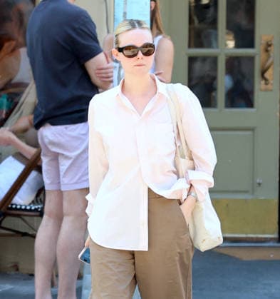 Elle Fanning out in New York Actress Elle Fanning is having lunch with a friend at Cafe Cluny in The West Village, NY on August 29, 2026. Photo by Dylan Travis ABACAPRESS.COM New York NY  Copyright: xDylanxTravis ABACAx