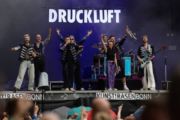 Druckluft beim Oh wie schön Festival auf dem Kunst!Rasen Bonn - 29.08.26 Die Bonner Brass- und Performanceband Druckluft beim Open-Air-Live-Auftritt auf dem Kunst!Rasen Bonn. Bonn Gronau Nordrhein-Westfalen Deutschland *** Druckluft at the Oh wie schön Festival on the Kunst Rasen in Bonn, August 29, 2026. The Bonn-based brass and performance band Druckluft during an open-air live performance on the Kunst Rasen in Bonn, Bonn, Gronau, North Rhine-Westphalia, Germany Copyright: xMarcxJohnx