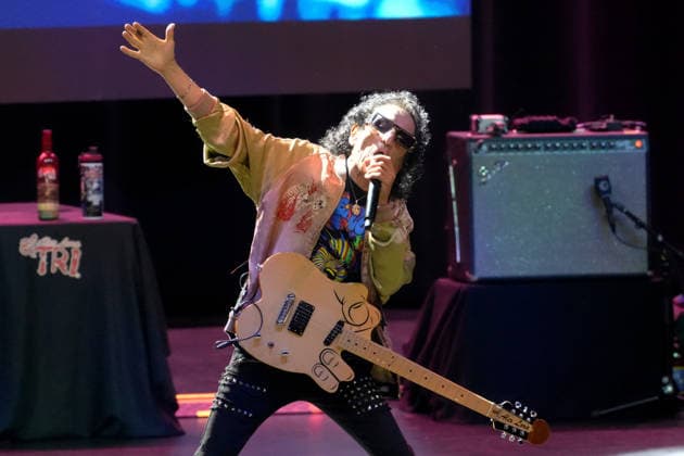 Alex Lora, member of the Mexican band El Tri, performs during a concert of his tour Adicto al Rocanrol at the YouTube Theater in Los Angeles, United States, 29 August 2026. Concert of El Tri in Los Angeles !ACHTUNG: NUR REDAKTIONELLE NUTZUNG!  Copyright: xOmarxAlonsox AME3181 20260830-55021258054_1
