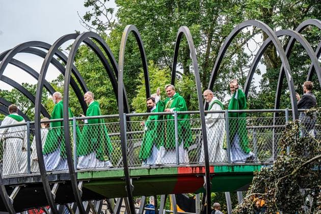 Slinky-Springs-Brücke in Oberhausen ** NUR FÜR REDAKTIONELLE ZWECKE ** EDITORIAL USE ONLY **<p>Unter dem Motto Über Brücken gehen findet am Sonntag 30.08.2026 in Oberhausen ein Stadtweiter Gottesdienst der Katholiken im Kaisergarten statt, mit Einmarsch über die Slinky-Springs-Brücke Deutschland Oberhausen Copyright: GerdxWallhorn *** Slinky Springs Bridge in Oberhausen ** FOR EDITORIAL USE ONLY ** EDITORIAL USE ONLY ** p Under the theme Crossing Bridges, a citywide Catholic Mass will take place on Sunday, August 30, 2026, in Oberhausen’s Kaisergarten, with the procession crossing the Slinky Springs Bridge. Germany, Oberhausen. Copyright GerdxWallhorn Copyright: GerdxWallhorn doc87drbhz4lsg12jauvgge ,EDITORIAL USE ONLY