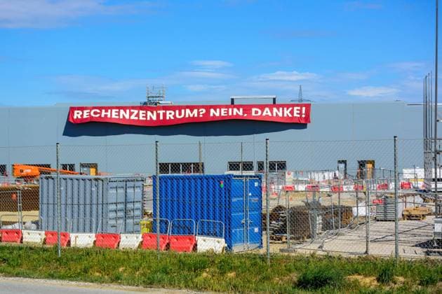 kronstorf, austria, 30 aug 2026, demonstraters entered the construction site of the google data center and mounted a posterwith letters RECHENZENTRUM? NEIN, DANKE! *** Kronstorf, Österreich, 30. August 2026: Demonstranten drangen auf das Baugelände des Google-Rechenzentrums vor und brachten ein Plakat mit der Aufschrift RECHENZENTRUM NEIN, DANKE an. Copyright: xx